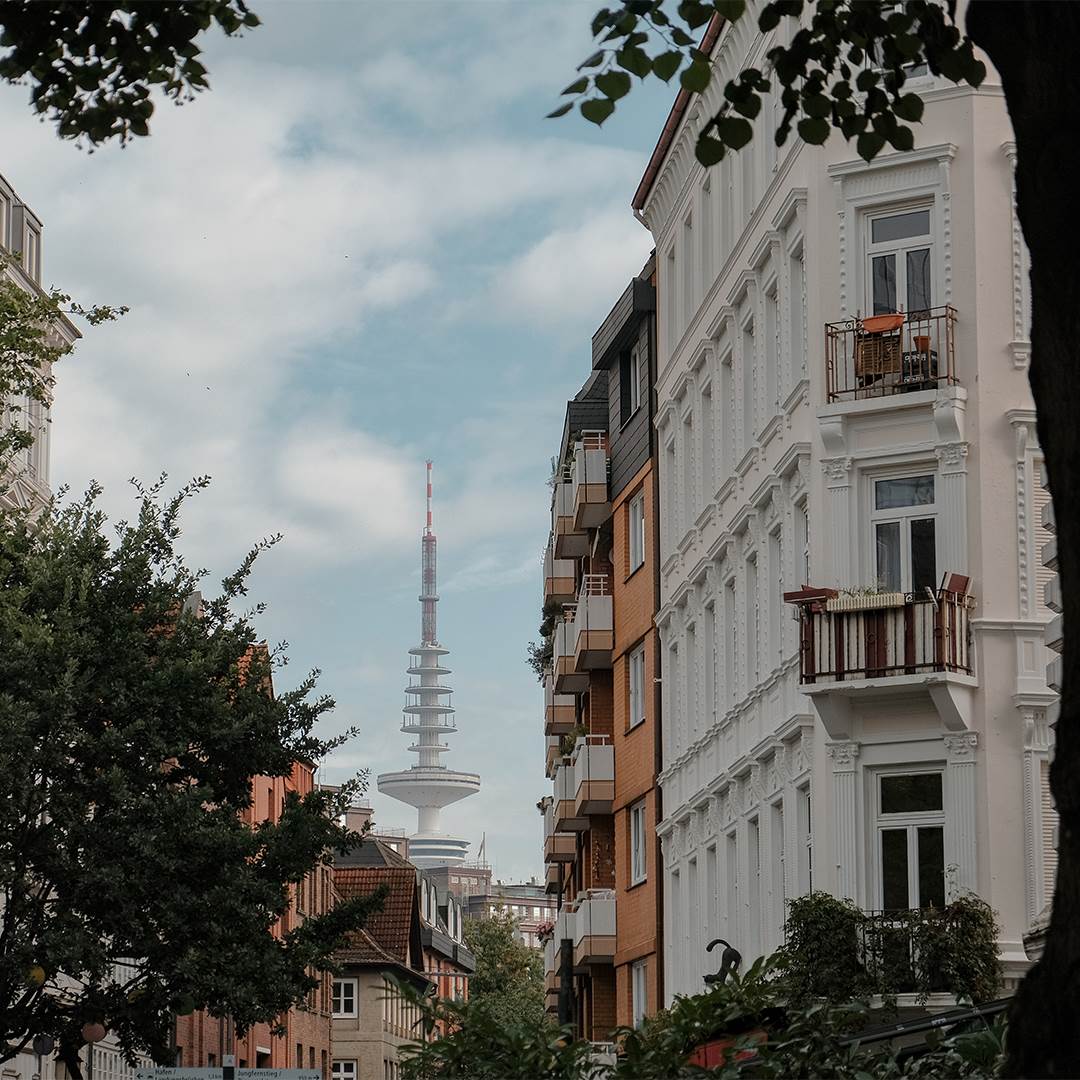 Hamborgs tv-tårn i kontrast til de historiske bygninger i Altstadt